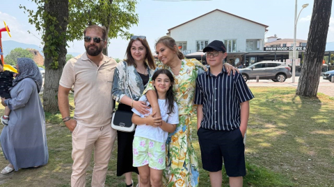 Demet Akalın’dan minik hayranına jest
