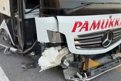 Lastiği patlayan yolcu otobüsünde can pazarı: Muavin kopan kapıdan aşağı uçtu
