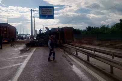 Köpeğe çarpmamak için manevra yapan kamyon bariyere çarpıp yan yattı

