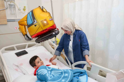 Hastanede tedavi gören çocuklarla sevindiren hediyeler
