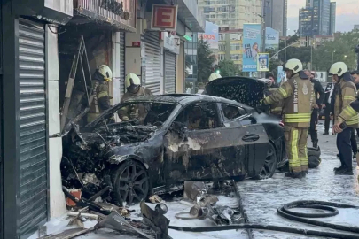 Şişli’de lüks araç dükkana girdi:2 yaralı
