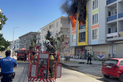Çanakkale’de 4 katlı binada can pazarı: Alev ve dumanlar arasında kalan kadın sağ salim kurtarıldı
