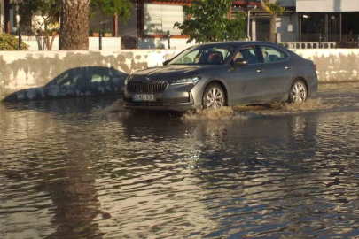 Balıkesir’de lodos denizi taşırdı, yollar göle döndü
