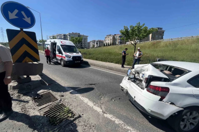 Trafik polisinden örnek davranış: Sürücülerin güvenliği için süpürgeyle yolu süpürdü

