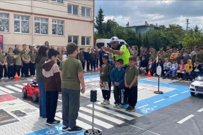 Minik öğrencilere jandarmadan uygulamalı trafik eğitimi
