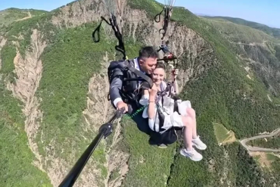 Gelinlik ve damatlıkla paraşütle atlayıp aşklarını gökyüzünde kutladılar
