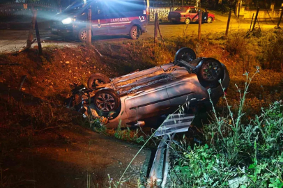 Hurdaya dönen otomobili bırakıp kaçtılar
