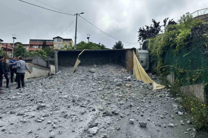 Sarıyer’de moloz yüklü kamyon geri kayarak devrildi, sürücü yaralandı
