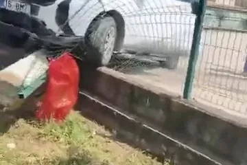 Kontrolden çıkan otomobil okul duvarına girdi
