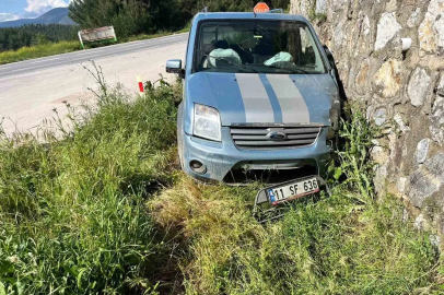Direksiyon hâkimiyetini kaybeden otomobil sürücüsü istinat duvarına çarptı: 1 yaralı
