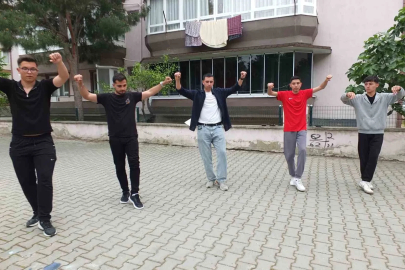 Burhaniyeli gençler gösterilere hazırlanıyorlar
