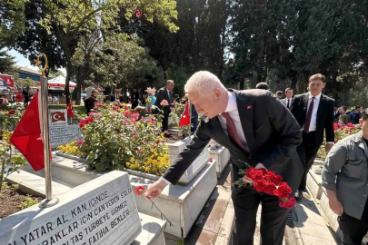 İstanbul Valisi Gül, Edirnekapı Şehitliği’ni ziyaret etti
