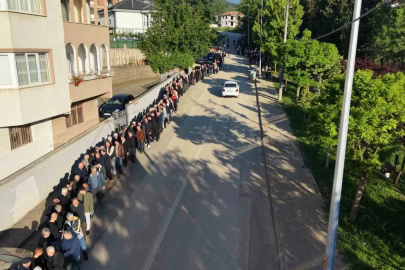 60 yıldır süren gelenek: Bayramlaşmada 1 kilometrelik kuyruk oluştu
