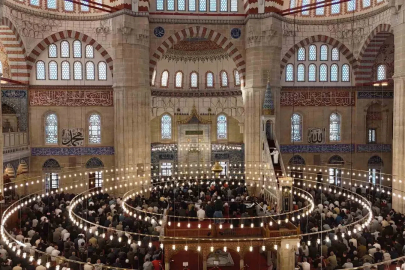 Bakan Güler Selimiye Camii’nde vatandaşlarla bayramlaştı
