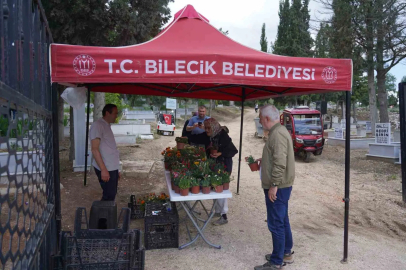 Kurban Bayramı’nın birinci gününde mezarlıklarda çiçek dağıtıldı
