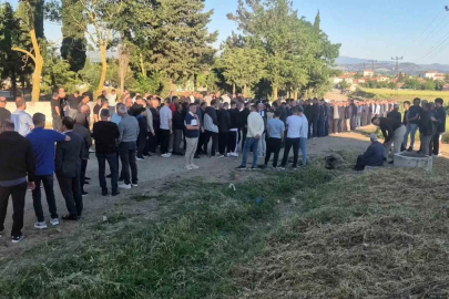 Edirne’de asırlık bayramlaşma geleneği yaşatıldı: Yüzlerce kişi aynı anda bayramlaştı
