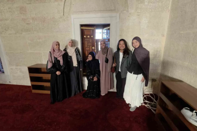 Memleketlerinden kilometrelerce uzakta Selimiye Camii’nde bayramlaşma coşkusu
