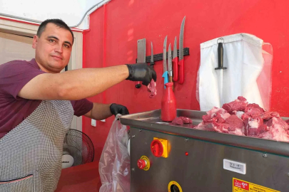 Burhaniye’de kasapların kıyma mesaisi devam ediyor
