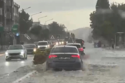 Lüleburgaz’da sağanak yağış hayatı felç etti: Cadde ve sokaklar göle döndü
