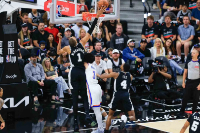 San Antonio Spurs, seriyi son maça taşıdı

