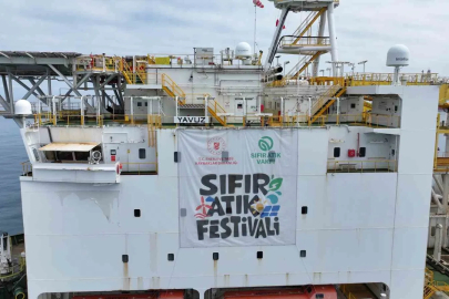 Yavuz Derin Deniz Sondaj Gemisi’ne ‘Sıfır Atık Festivali’ yazılı bir pankart asıldı
