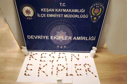 Keşan’da polisin arama yaptığı evde 120 adet sentetik ecza ele geçirildi
