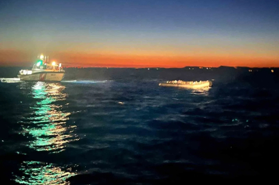 Çanakkale’de motoru arızalanan lastik botla sürüklenen 30 kaçak göçmen kurtarıldı
