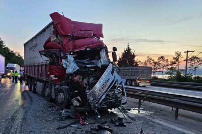 Önündeki kamyona çarptı, hurdaya dönen araçtan hafif sıyrıklarla kurtuldu
