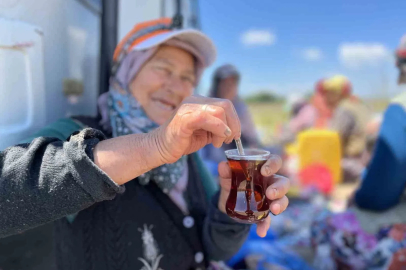 Tarlada yoruluyorlar odun ateşinde matarada çayla dinleniyorlar
