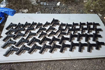 Tuzla’da toprağa gömülü kompresör tankında 20 silah ele geçirildi
