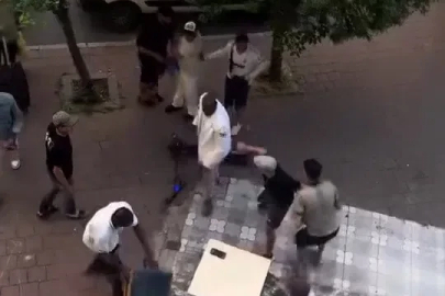 Fatih’te yabancı uyruklu şahıslar arasında bıçaklı kavga kamerada
