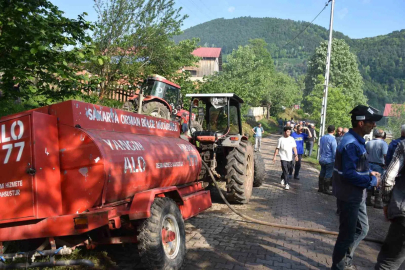 İki katlı evde çıkan yangına vatandaşın su tankeri ile müdahalesi
