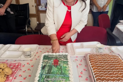 Keşan’da 41 yıllık öğretmen gözyaşlarıyla emekliliğe uğurlandı
