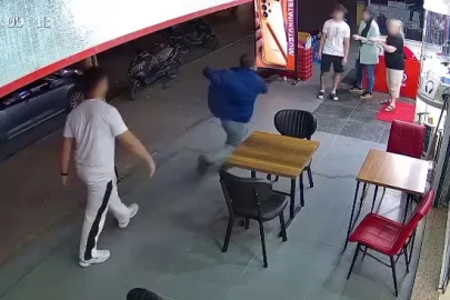 Alkolik adam esnafın korkusu oldu: Bir kadına bıçakla saldırdı, ayağı kayıp yere düştü

