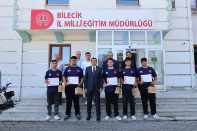 Dünya şampiyonlarına başarı belgeleri verildi
