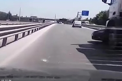 Kamyon otomobili önüne alıp metrelerce sürükledi: O anlar araç kamerasına yansıdı
