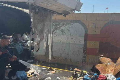Yalova’da sürücü yanan çöp kamyonunu itfaiyeye götürdü
