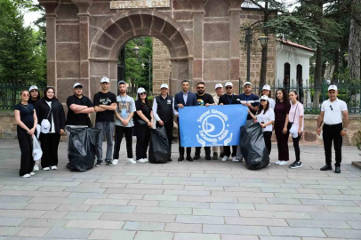 Ertuğrul Gazi Türbesi çevresinde poşet poşet çöp toplandı
