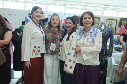 Ninelerinin dokuduğu kumaşlardan dikilen bluzlarla defileye çıktılar
