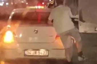 Aracın arkasına tutunarak ilerleyen patenli gencin tehlikeli yolculuğu kameraya yansıdı
