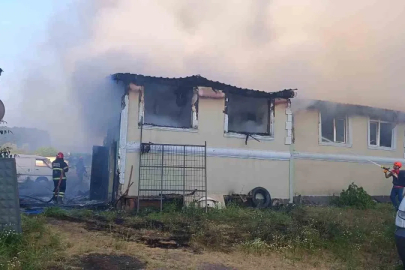 İki katlı ahşap ev alevlere teslim oldu
