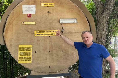 Kadıköy’de ilginç görüntü: Bakkalın önünde dev bal kovanı
