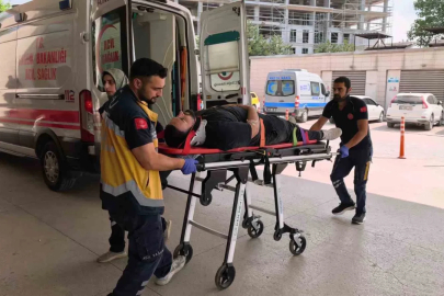 Otomobille çarpışan motosikletli yaralandı: Kaza anı kamerada
