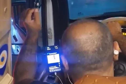 Esenyurt’ta minibüs şoförünün seyir halindeyken video izlediği anlar kamerada
