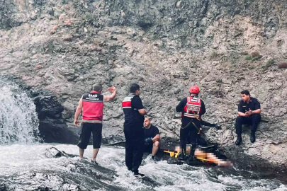 Serinlemek için girdiği derede akıntıya kapılan gencin cansız bedenine ulaşıldı

