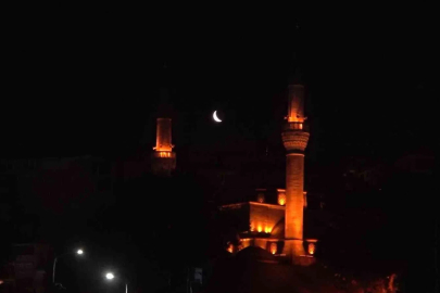 Üsküdar’da iki minare arasında beliren hilal, kartpostallık görüntüler oluşturdu
