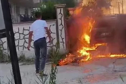 Park halindeki otomobil alev topuna döndü
