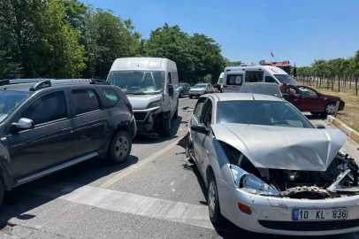 Balıkesir’de 6 araç zincirleme kaza yaptı; 2 yaralı
