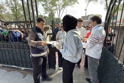 Öğrenciler sıralarda, veliler ise okulun çevresinde ter dökmeye başladı
