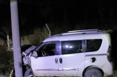 Direğe çarpan hafif ticari aracın sürücüsü yaralandı

